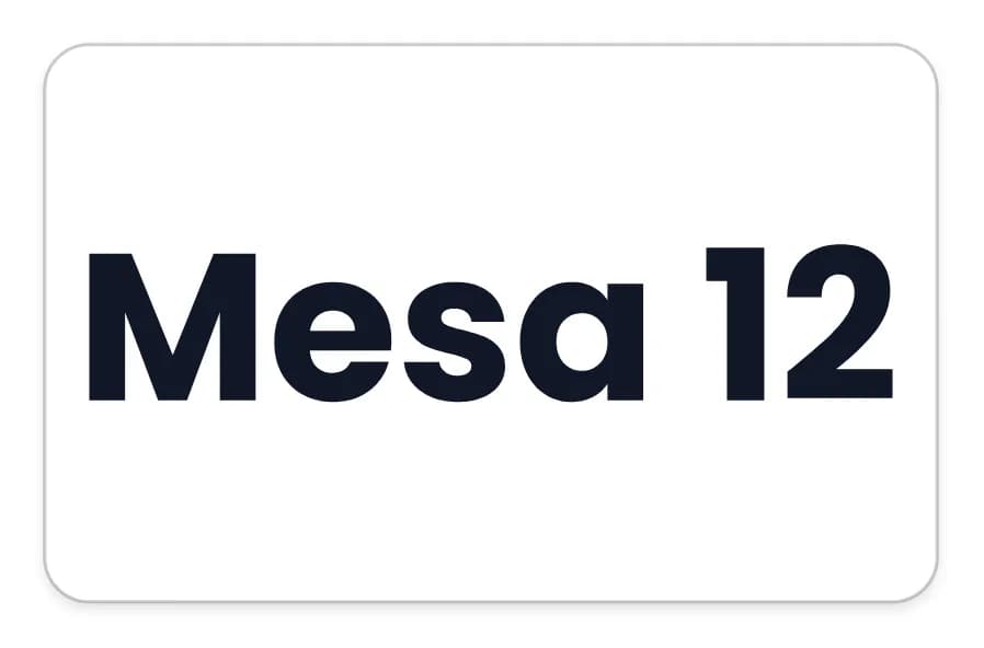 Cartel de mesa blanco de 80 × 50 mm con el texto «Mesa 12» en negro, letra gruesa.